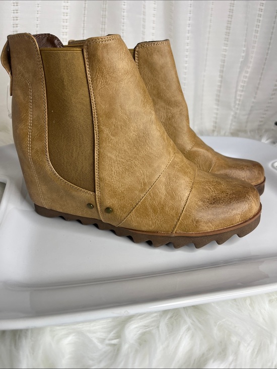Source Unknown Shoes - NWT Source Unknown Distressed  Tan Wedge Ankle Boots